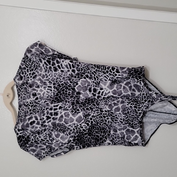 EUC Sofia Jeans by Sofia Vergara Women’s Cap Sleeve Twist Front Bodysuit Large - Picture 6 of 7